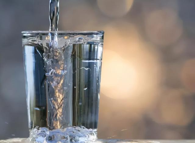 晨起后喝一杯温水，能带来哪些好处？