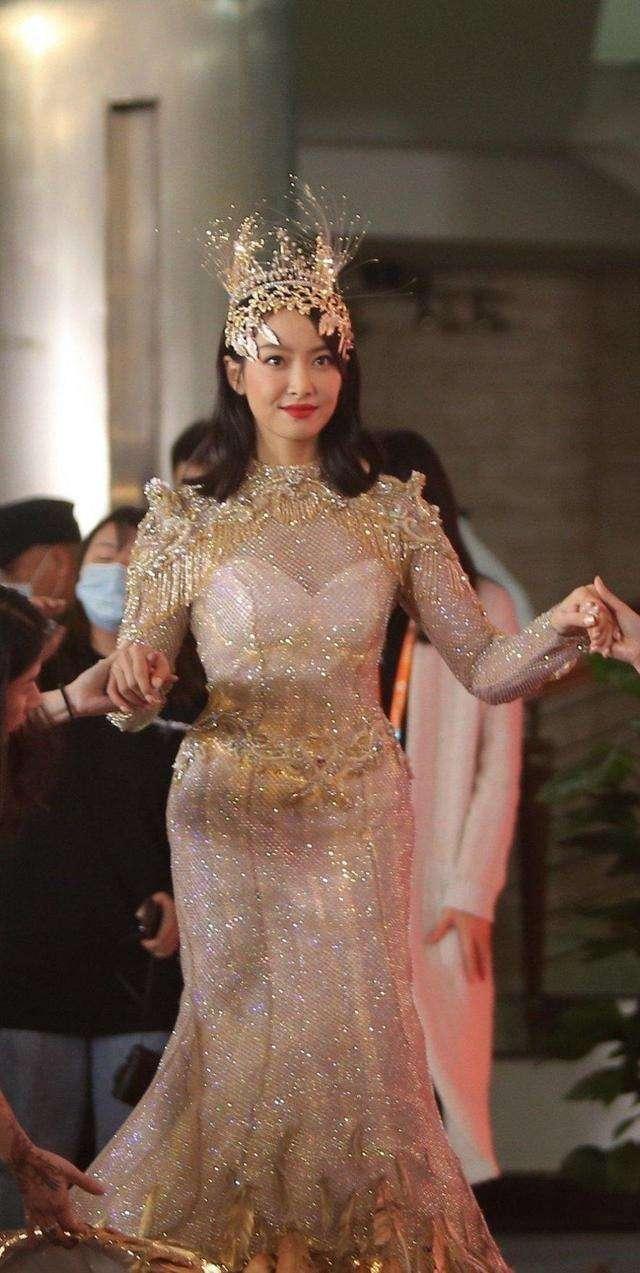 宋茜穿着金鹰女神礼服不忍直视,膀大腰粗,随后发泳衣照疑似回应_健康