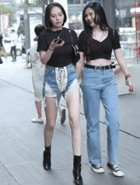 美女邪恶动态图：小姐姐这是在练习什么呢？