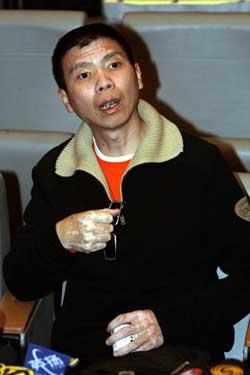 冯小刚之所以大动肝火,是因为该报社刊登了他家地址,导致有人找到他家