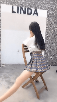 超短裙内涵gif：超短裙了，还都蹲着拍照吗？