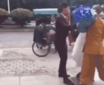 美女的邪恶动图图片：和尚：这女人我的