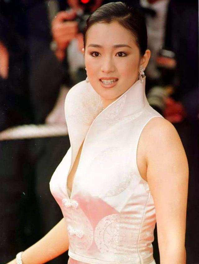 莫妮卡贝鲁奇:莫妮卡·贝鲁奇和巩俐：有大地女神般的美感，穿白衬衣就美得惊人