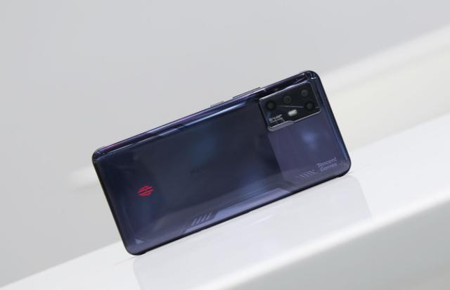 国产旗舰地板价：两款骁龙888手机降至2199元，你愿意买吗？