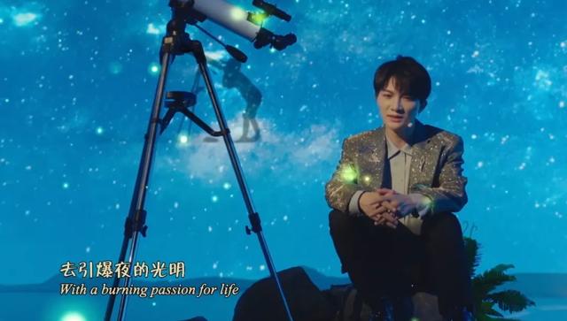 中秋晚会：周深背影好绝，撒贝宁唱歌憋笑，刘诗诗对不起这身衣服