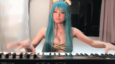 邪恶性感女生的GIF动图：比如这种，哆来咪