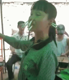 搞笑GIF动态图：妹子，你这样会有人娶你