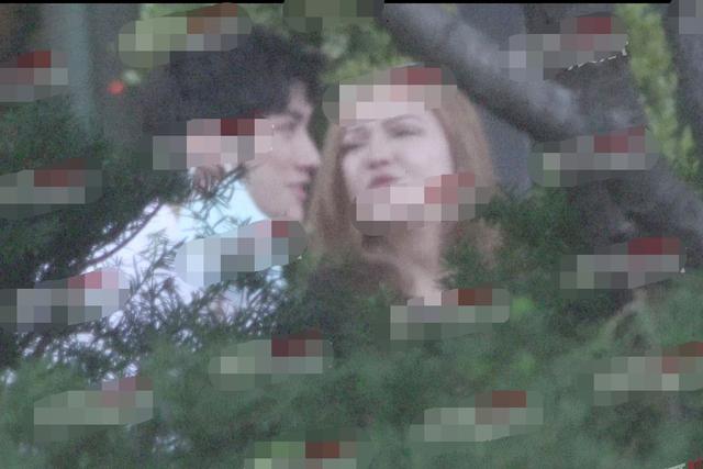 李治廷女友:李治廷与混血女友罕同框，深情对望好甜蜜，女方浓妆艳抹身形曼妙