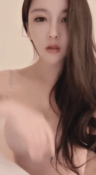 美女邪恶图片GIF：妹子这小舌头，皮的很！