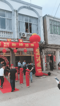 搞笑的动图GIF图片：请问大哥，你是开挂了吗？