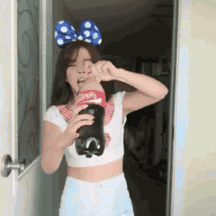 邪恶美女的动态图片：pen我一脸