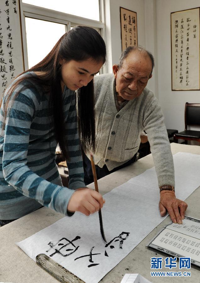 (比较形象地写出了爷爷对书法的痴迷,但内容与第二段基本雷同,给人以