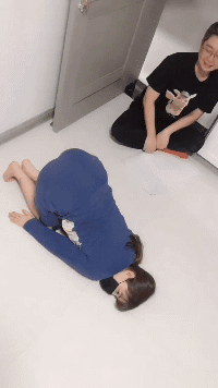 最新内涵美女动图：妹子你这个样子，怕是会有人控制不住的啊！