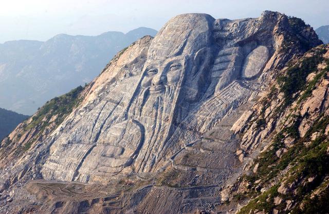 世界最大的山体石雕——蒙山寿星蒙山寿星巨雕位于主峰龟蒙顶西麓,高
