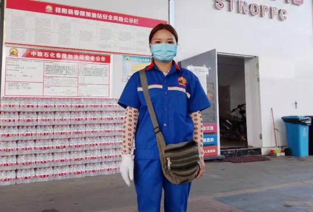 “这不是你的小孩，别走！”3岁女童被陌生男子抱走，加油站女工骑摩托车跟随成功解救女童