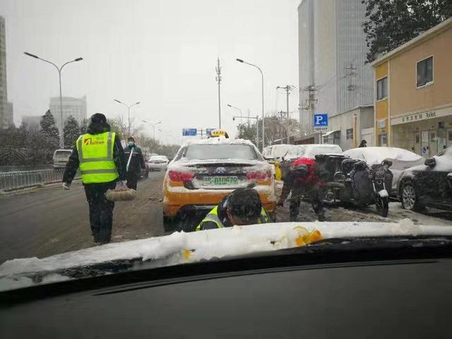 的哥的姐感慨说：换电站铲冰扫雪换电忙