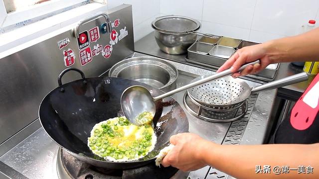 廚師長教你做尖椒跑蛋，雞蛋裹在尖椒上，不鬆散不夾生 美食頻道 第8张
