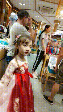 美女内涵GIF图片：小姨子又来了，我也有福了