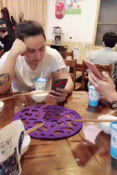 搞笑的动图GIF：酸奶盖子也可以舔啊！