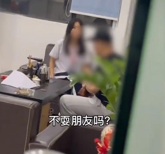 广东两父女因大学生活费吵架，女儿嫌1000元太少：不用耍朋友吗？
