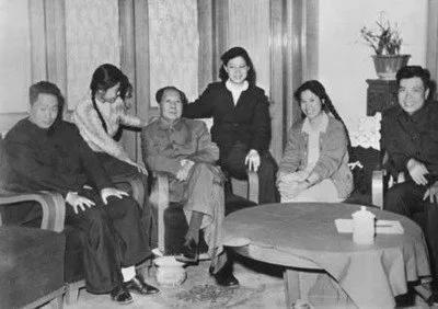 毛主席力劝儿媳改嫁，她生育四个儿女，还以长子的姓名纪念毛岸英