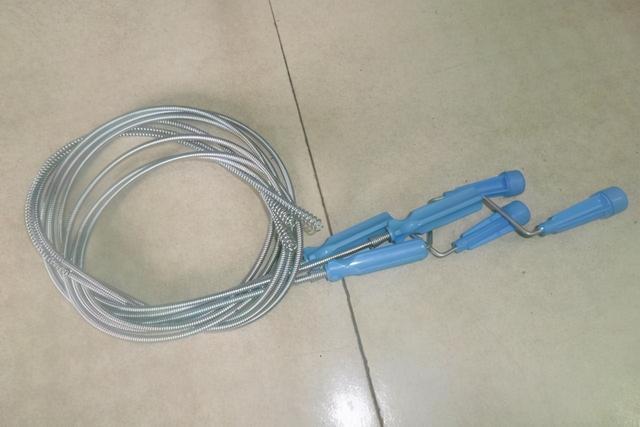 疏通下水道工具大全（常备三种冲水马桶疏通工具）
