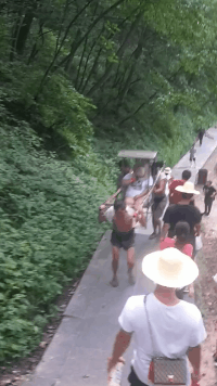搞笑雷人的GIF动图:新婚要泼一床水,谁知道这有什么说法