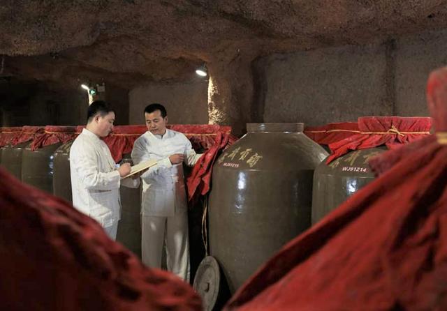 安徽“酒王”：品牌价值超2000亿，仅次于茅台、五粮液、泸州老窖