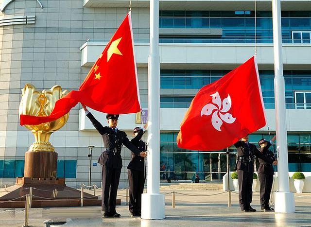 香港回归前夕，英国34艘军舰闯入南海，与我军对峙72小时自动撤离
