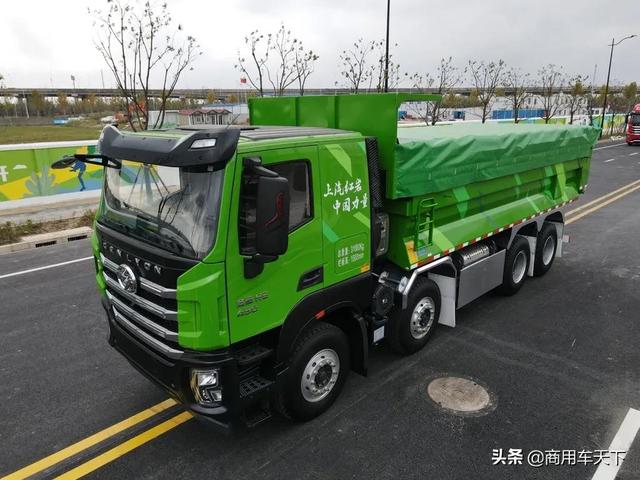 拉砂石料自卸车