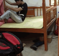 搞笑的GIF趣图:妹子你要是早点出现,我也不至于单身到现在啊