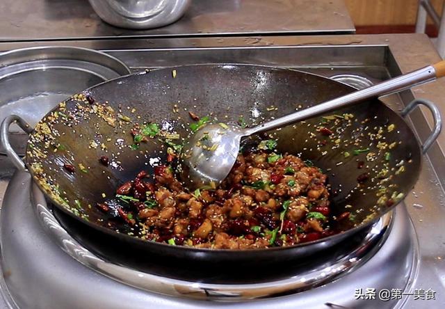 香辣鸡块怎么做才好吃，原来选用辣椒有讲究，厨师长详细讲解做法