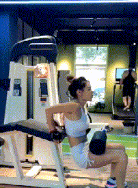 性感女人动态图GIF：自带两个沙滩排“球”