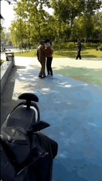 爆笑的动态图GIF：小妹妹，你的棒棒糖不错啊！