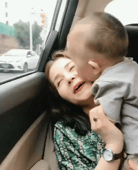 冬天的搞笑动态图GIF：南方是划龙舟，东北是滑龙舟