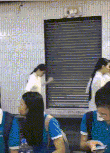 爆笑的动图GIF:你们这样玩,考虑过狗狗的感受吗