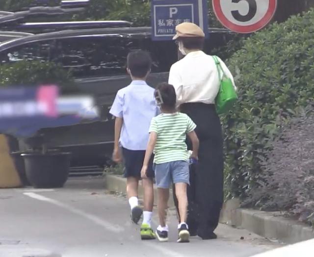孙俪接儿女放学，戴贝雷帽穿搭时尚，等等高冷小花蹦蹦跳跳很活泼