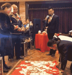 搞笑的动图GIF：美女埋在雪里干什么呢？