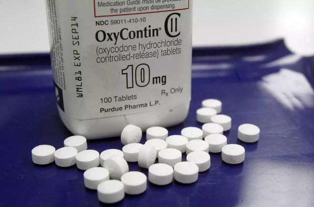 绝命毒师现实版，一个家族如何用“药物”摧毁美国250年的基业？