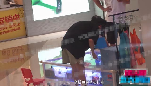 谢娜一家四口逛街！她穿衣臃肿似阿姨，双胞胎女儿正脸都太像张杰