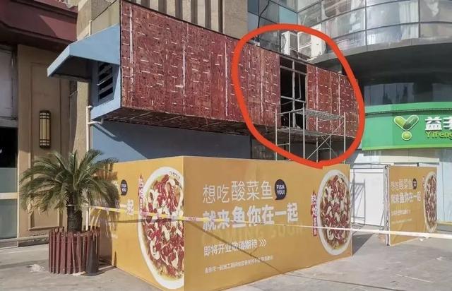 江苏一门店广告牌内惊现女尸，现场照片曝光，死者的朋友透露细节
