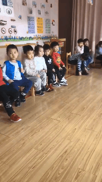 爆笑的GIF趣图：想要吃霸王餐，先把屁股翘起来！