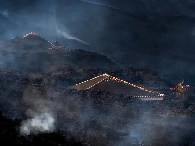 灾难！旅游胜地火山爆发，民宅被吞噬，豪宅泳池变滚锅，7000人撤离，中使馆提醒