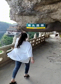 爆笑的动图图片：天太热了，我不管，我就要脱光光