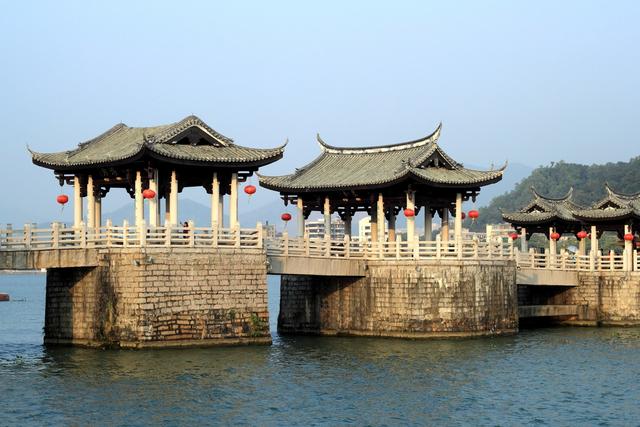 赵州桥位于哪个省份（赵州桥位于哪个省份哪个县赵县有那些玈游景点）