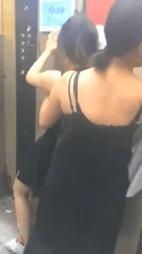 内涵GIF图片：熊二都看呆了，美女这操作真溜