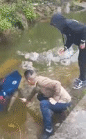 爆笑的GIF趣图：男人嘛！看到美女反应都是一样的！