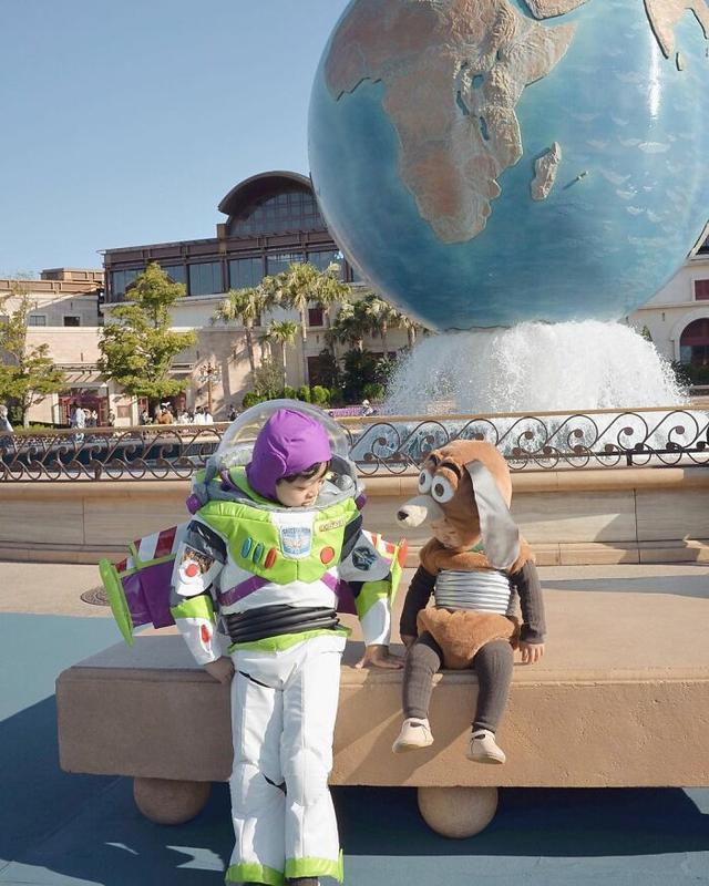 可爱的孩子们穿着妈妈为他们制作的手工服装（30 张图片）