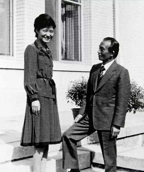从首位女总统到“囚犯503号”：朴槿惠获刑33年，离不开这3个男人
