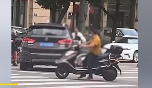 浙江一男子当街持棍打死他人：疑因感情纠纷故意驾车撞人，警方追捕中
